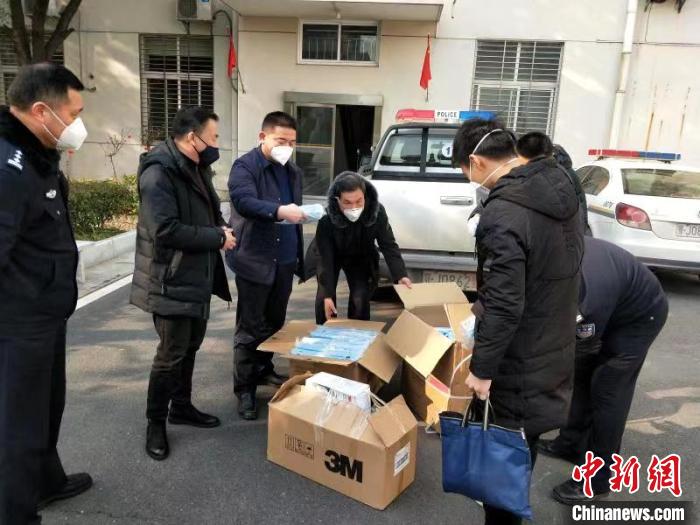 图为警方收缴的假劣口罩 湖北省公安厅供图 摄 图为警方收缴的假劣口罩 湖北省公安厅供图 摄