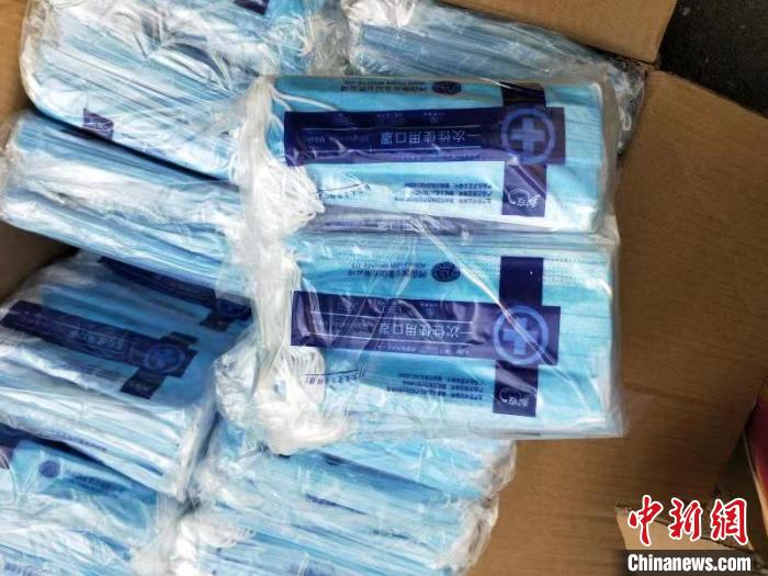 图为警方收缴的假劣口罩 湖北省公安厅供图 摄 图为警方收缴的假劣口罩 湖北省公安厅供图 摄