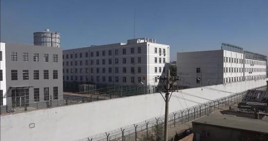 组成监狱“大包围”的白色围墙有6米多高，墙上边是1米多高的电网。新京报记者孙旗 摄