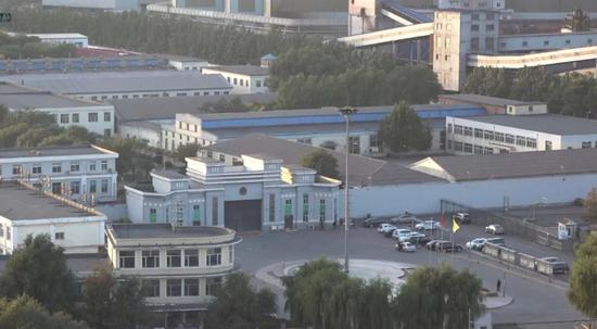 在监狱东南侧高楼上远眺监狱。新京报记者孙旗&nbsp;摄