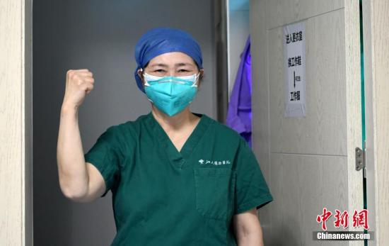 李兰娟院士即将走进更衣室。安源 摄