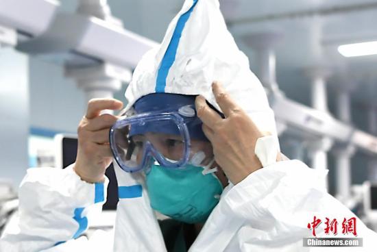 李兰娟院士在戴护目镜。安源 摄