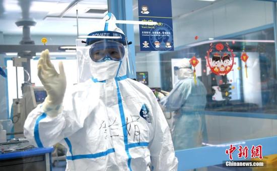 李兰娟院士在重症ICU病房里。安源 摄