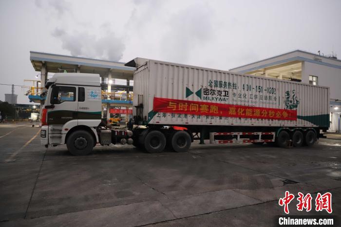 消毒水原液从生产工厂出发 嘉化能源供图 消毒水原液从生产工厂出发 嘉化能源供图