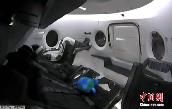 资料图:当地时间2019年3月2日,龙飞船(Dragon2)在美国佛罗里达州卡纳维拉尔角肯尼迪航天中心发射升空。该飞船是美国太空探索公司(SpaceX)进行的首次载人龙飞船(Dragon2)的无人测试发射。图为一个名为Ripley的假人与“载人龙飞船”一同升空。 (视频截图) 资料图:当地时间2019年3月2日,龙飞船(Dragon2)在美国佛罗里达州卡纳维拉尔角肯尼迪航天中心发射升空。该飞船是美国太空探索公司(SpaceX)进行的首次载人龙飞船(Dragon2)的无人测试发射。图为一个名为Ripley的假人与“载人龙飞船”一同升空。 (视频截图)