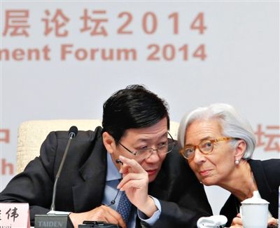 昨日，“中国发展高层论坛2014开幕式”上，国际货币基金组织总裁拉加德与中国财政部部长楼继伟（左）讨论。图/CFP
