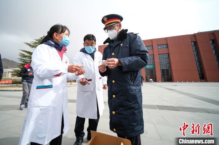 图为西藏自治区藏医院医护人员介绍藏药“催汤”的服用方法。　何蓬磊 摄