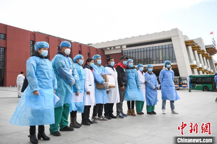 2月22日，西藏自治区藏医院为拉萨市火车站检查站一线工作人员赠送藏药“催汤”，助力拉萨疫情防控工作。　何蓬磊 摄