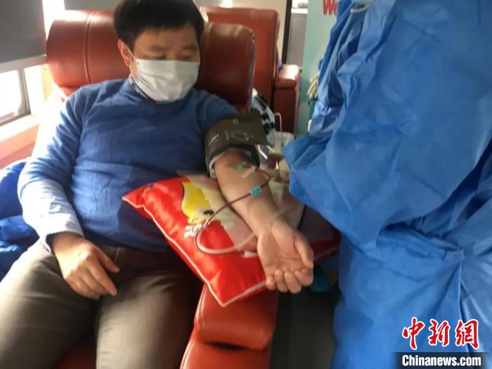 20日，新冠肺炎治愈患者汪先生成功捐献了自己的血浆。　陈杭 摄