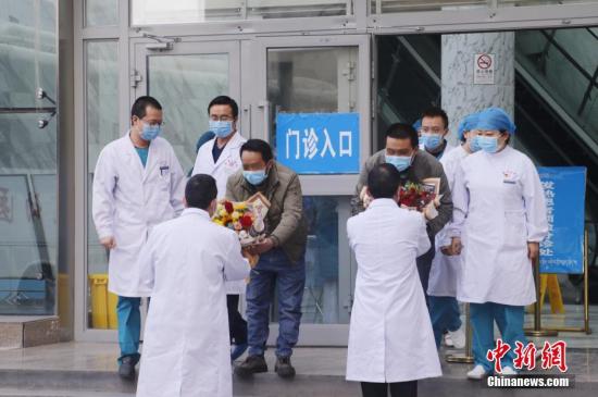 资料图：青海省18例确诊患者全部治愈出院。 中新社记者 马铭言 摄