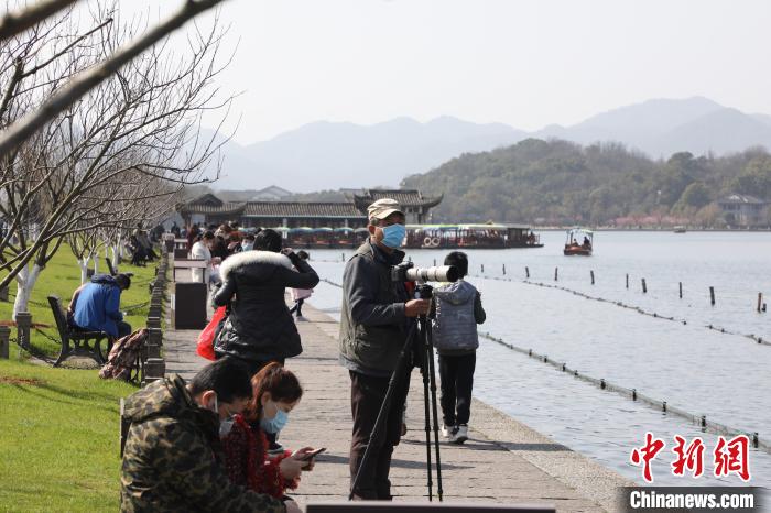 图为市民游客在西湖边游玩 王伟臣 摄