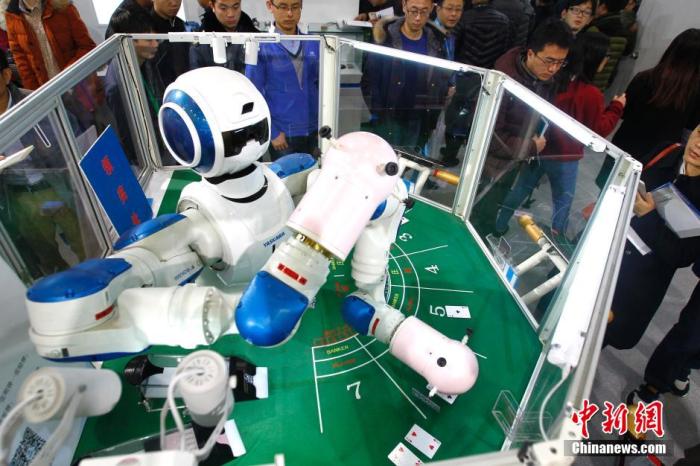 2015世界机器人大会上展示来自世界各地的机器人最新研究成果 中新社记者 富田 摄