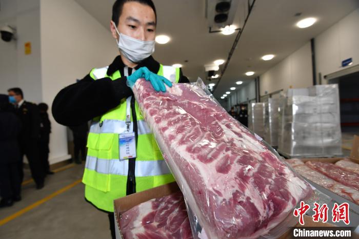 2月23日，成都双流国际机场进口肉类指定监管场地迎来首批20吨进口猪肉。　王鸿明 摄