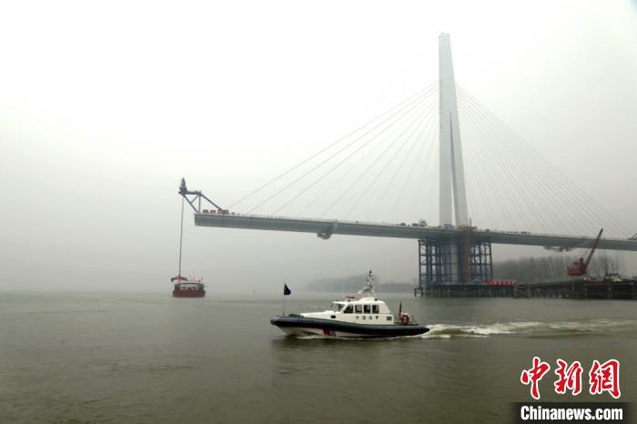 南京长江五桥进行复工后首次钢箱梁吊装作业。南京海事局供图