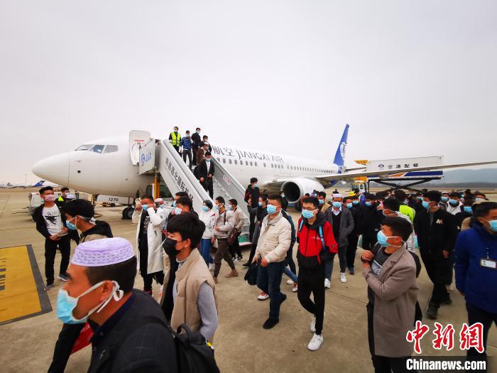 当天上午8时，江西航空从南昌调机至兰州中川机场，往返2800公里，专机接运省外职工返赣。　姜涛 摄