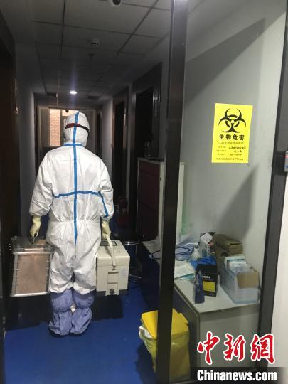 张慧变还负责去医院采集疑似病例病毒标本。受访者供图