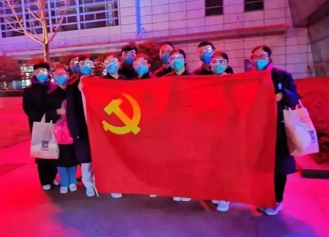 ↑北京大学12名医护人员成为国家援鄂抗疫医疗队首批进驻隔离病房的“排头兵”