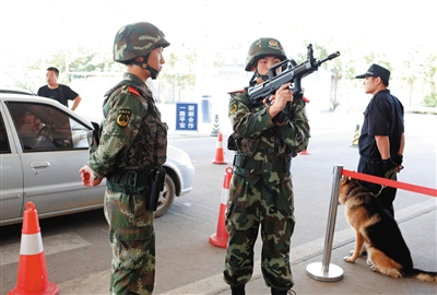 昨日，在白庙检查站，交班武警检查枪械。自8月1日起，22个进京检查站启动最高等级防控标准。