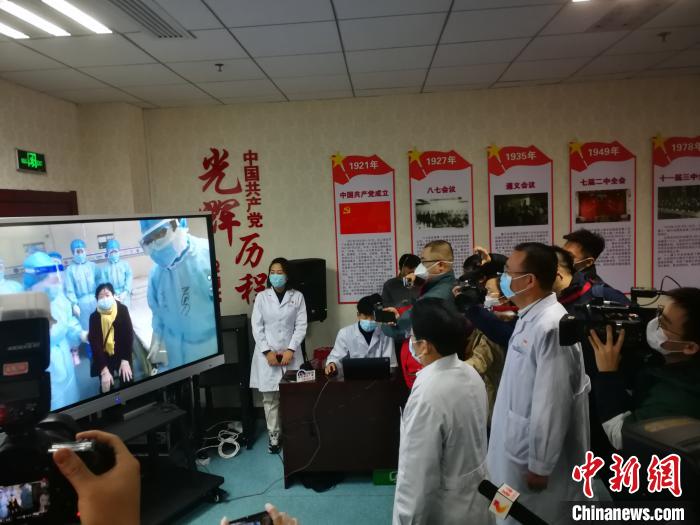 河北省胸科医院领导与该康复患者进行视频连线。　翟羽佳 摄