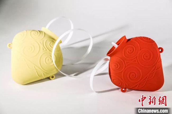 图为甘肃省博物馆文创中心设计开发的网红文创产品“彩陶热水袋”。　甘肃省博物馆供图 摄