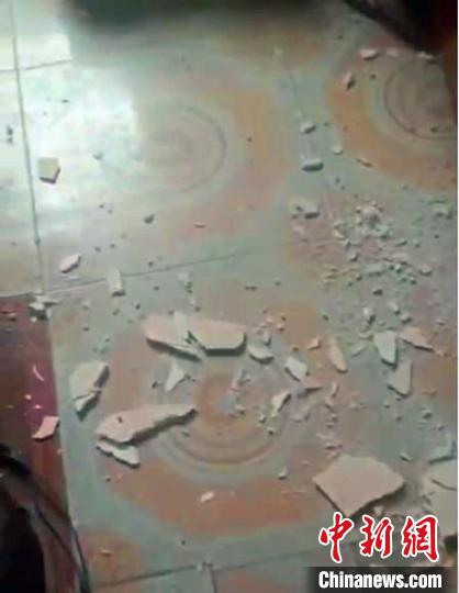 地震致青川县乔庄镇一居民家房顶墙面脱落。　李波 摄