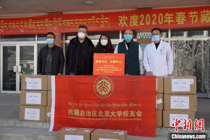 图为5日，西藏北京商会、北京大学西藏校友会、西藏醍醐品牌等民间力量共同向西藏自治区人民医院捐赠一次性医用口罩2万只，助力西藏新冠肺炎疫情防控。　谢圆 摄