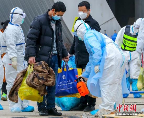 3月1日，武汉客厅方舱医院132人出院，是迄今为止武汉客厅方舱医院最大规模出院。据悉，武汉客厅方舱医院已累计收治患者1760名，当天出院完毕后，累计出院587人。图为医务人员为出院患者进行消杀。中新社记者 张畅 摄