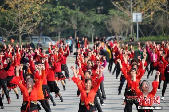 资料图：成都数百市民齐聚某广场，以歌曲《天府之国》为背景音乐同跳广场舞。 张浪 摄