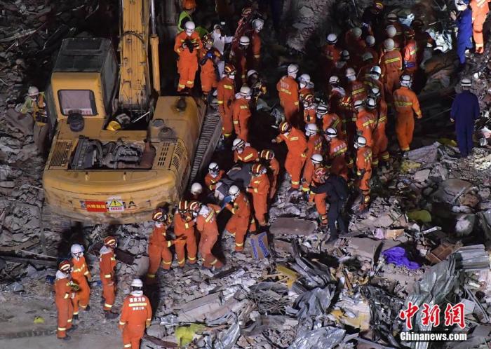 资料图：福建泉州坍塌酒店救援现场。张斌 摄