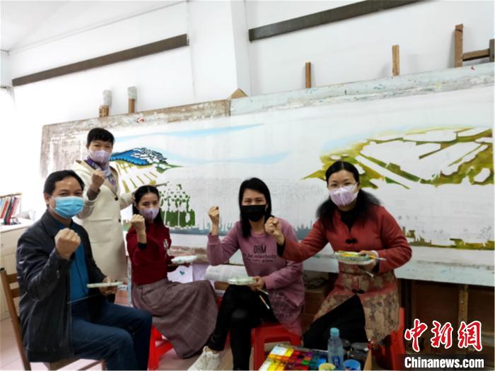 图为黄伟平(左)和其他画家在创作中 龙门县委宣传部供图 摄