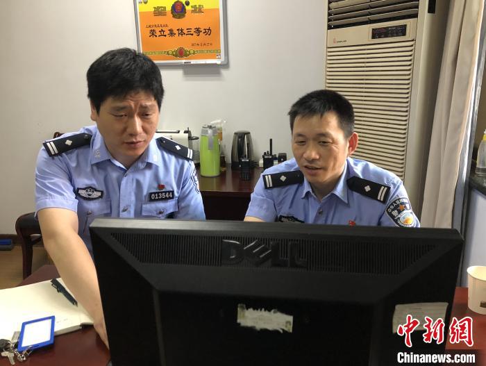 王益民(左)和同事在工作。(资料图) 上城区公安分局 供图 摄